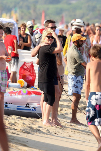  Hugh Jackman and Family at the bờ biển, bãi biển in St. Tropez