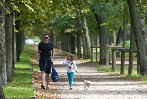  Hugh and Ava Jackman in the Park