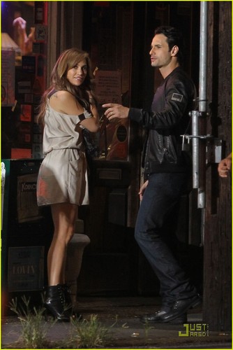  Jennifer Lopez: 'What to Expect' with Rodrigo Santoro!