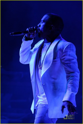  Kanye West: Splendour in the 잔디 음악 Festival!