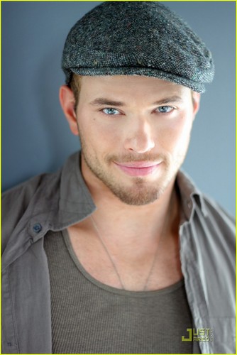 Kellan Lutz poses for some exclusive shots for JustJared.com while at Comic-Con 2011