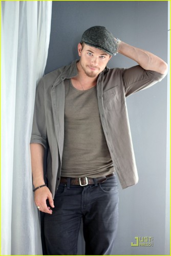 Kellan Lutz poses for some exclusive shots for JustJared.com while at Comic-Con 2011