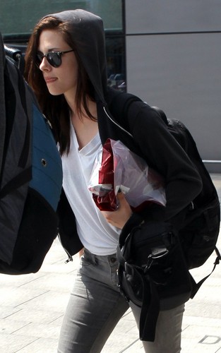  Kristen Stewart arriving at Heathrow Airport (July 31).