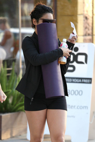  Leaving A Yoga Class In Los Angeles 27 07 2011