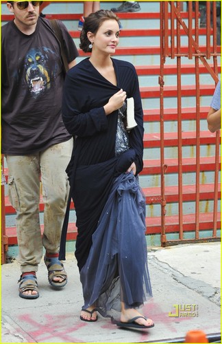 Leighton Meester and Penn Badgley hit the set of Gossip Girl on a hot دن in New York City