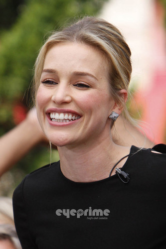  Piper Perabo on the Extra دکھائیں at The Grove in Hollywood. July 28.