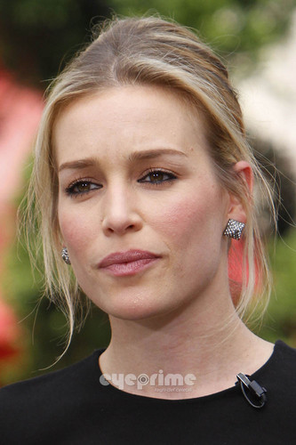 Piper Perabo on the Extra toon at The Grove in Hollywood. July 28.