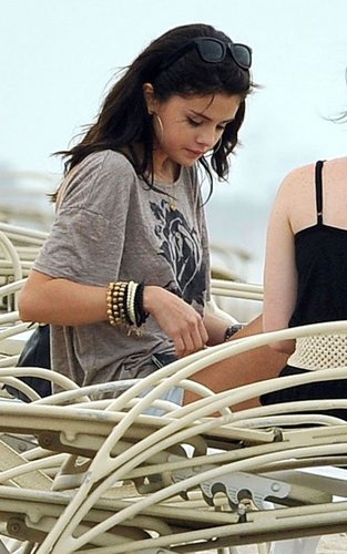  Selena - At Palm de praia, praia In Miami, Florida - July 27, 2011