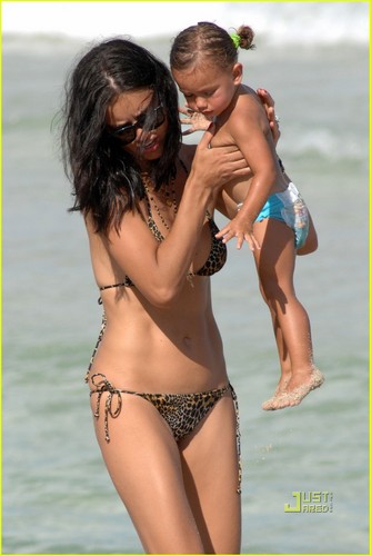  Adriana Lima: Bikini Babe in Miami!