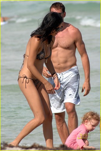 Adriana Lima: Bikini Babe in Miami!