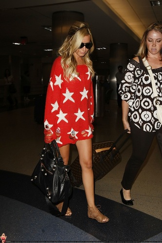 Ashley - Arriving at LAX airport - August 02, 2011