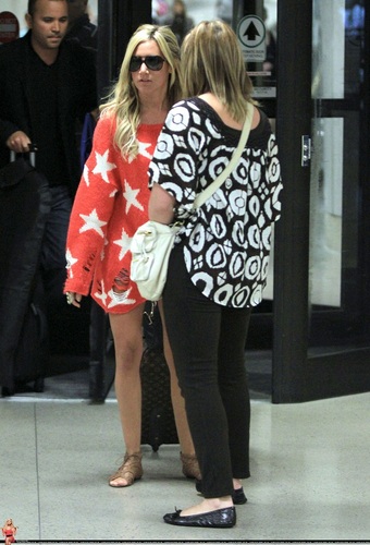 Ashley - Arriving at LAX airport - August 02, 2011