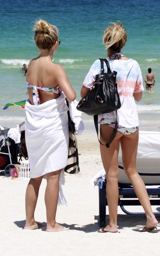  Ashley - At the de praia, praia in Miami with Julianne Hough - August 01, 2011
