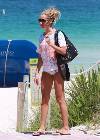  Ashley - At the пляж, пляжный in Miami with Julianne Hough - August 01, 2011