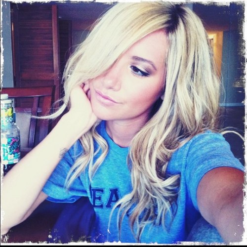  Ashley Tisdale's Twitter 사진