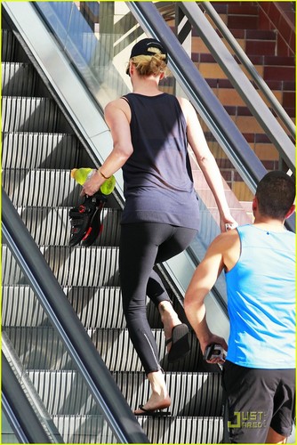  Charlize Theron keeps a low perfil as she walks to her local gym on Monday (August 1) in L.A