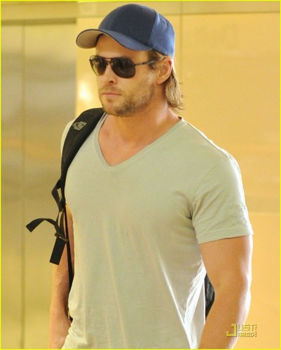  Chris Hemsworth: 'Avengers' Teaser Clip Released!