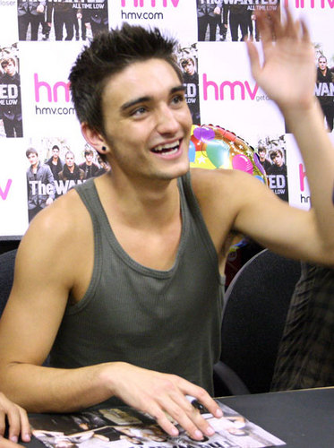  HMV Signing!! (Sizzling Hot) He's Reali Fit! (I Cinta EVERYFING Bout Him!) 100% Real ♥