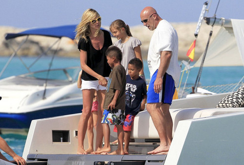  Heidi Klum with Family on a Yacht