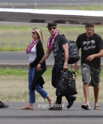  Jennifer & Justin arrive in Hawaii