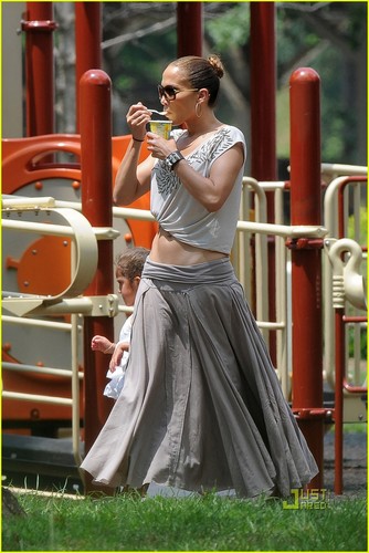  Jennifer Lopez: Playground with Max & Emme!
