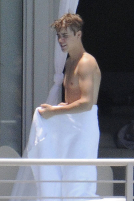  Justin Bieber Relaxing por A Pool In Miami