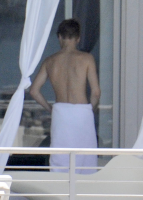  Justin Bieber Relaxing sejak A Pool In Miami