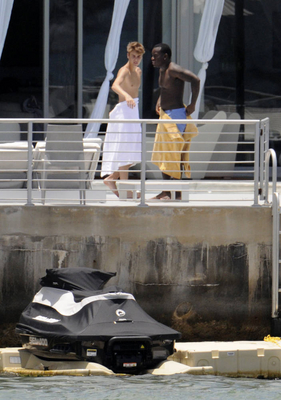  Justin Bieber Relaxing سے طرف کی A Pool In Miami