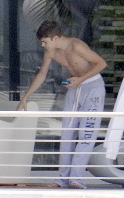  Justin Bieber Relaxing 由 A Pool In Miami