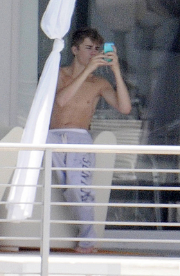  Justin Bieber Relaxing kwa A Pool In Miami