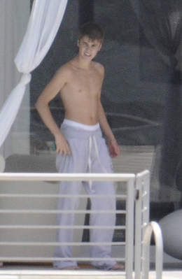  Justin Bieber Relaxing 由 A Pool In Miami