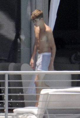  Justin Bieber Relaxing sa pamamagitan ng A Pool In Miami