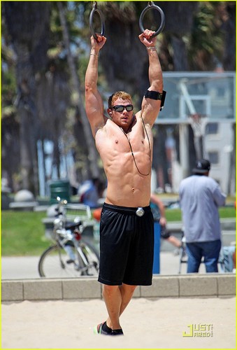 Kellan Lutz shows off his ripped muscles as he goes shirtless for a workout on Wednesday 