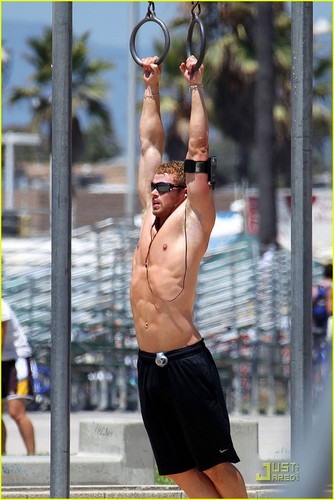 Kellan Lutz shows off his ripped muscles as he goes shirtless for a workout on Wednesday 
