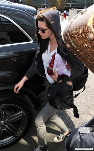  Kristen lands in London, UK - July 31, 2011.