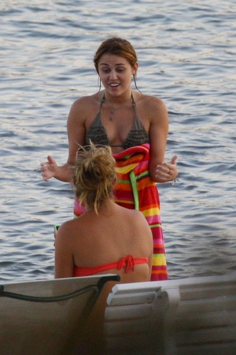  Miley - Enjoys a relaxing দিন with বন্ধু in Orchard Lake, MI - July 31, 2011