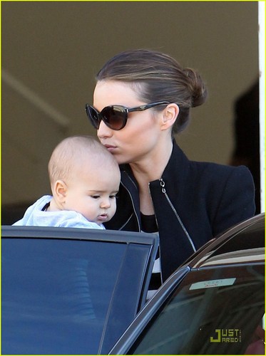  Miranda Kerr carries her 6-month-old son Flynn while leaving a bức ảnh shoot on Tuesday (August 2)
