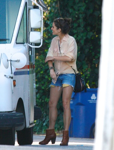  Nikki visiting the Dry Cleaners and checking for mail in Los Angeles! [03/08/11]