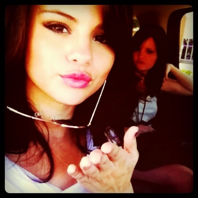  Selena`s new twitter foto