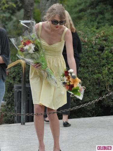  Taylor cepat, swift Lays bunga Down on Arlington National Cemetary Graves