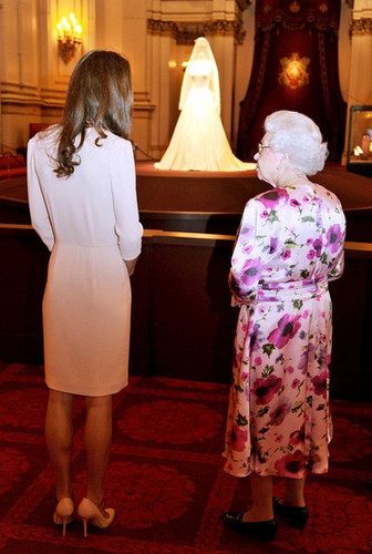  The Queen and Catherine view the wedding dress