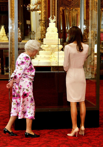  The Queen and Catherine view the wedding dress