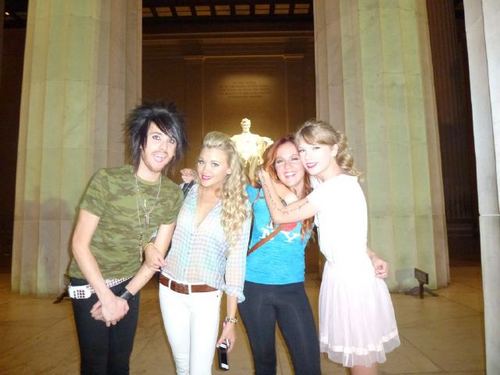  taylor cepat, swift & friends in the lincoln memorial xd