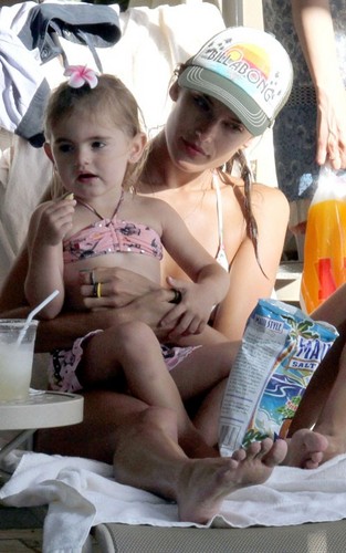  Alessandra Ambrosio and family enjoying a vacation in Hawaii (August 6).