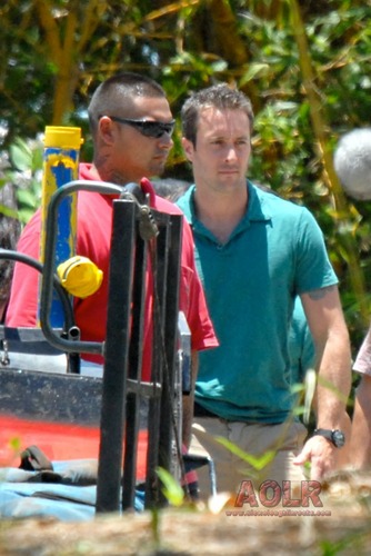  Alex and Terry O'Quinn on the set of Hawaii Five-0 - August 5