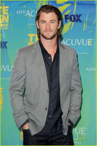  Chris Hemsworth - Teen Choice Awards 2011 Red Carpet