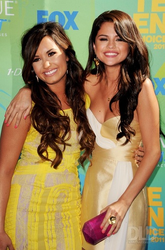  Demi&Selena - Teen Choice Awards - August 07, 2011