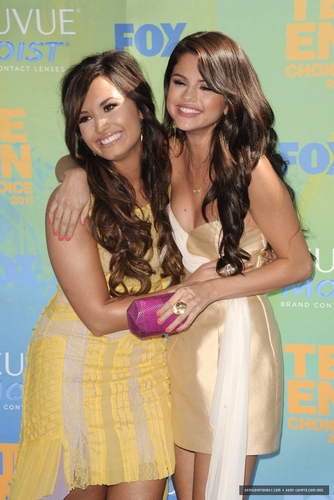  Demi&Selena - Teen Choice Awards - August 07, 2011