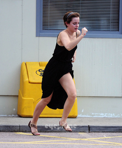  Emma Watson gives a Hell of a ipakita outside Tesco in London, Aug 5
