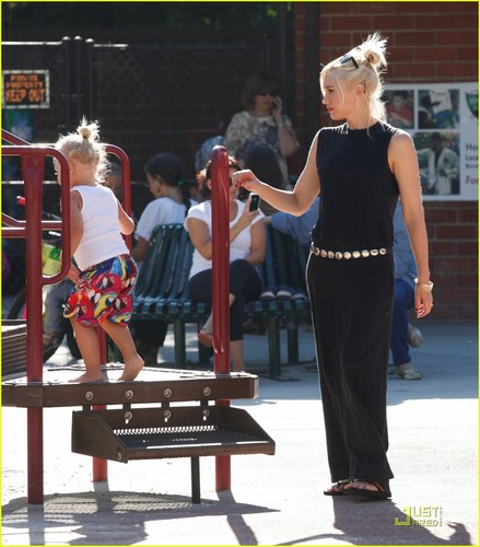  Gwen Stefani: Park Playtime with Zuma!